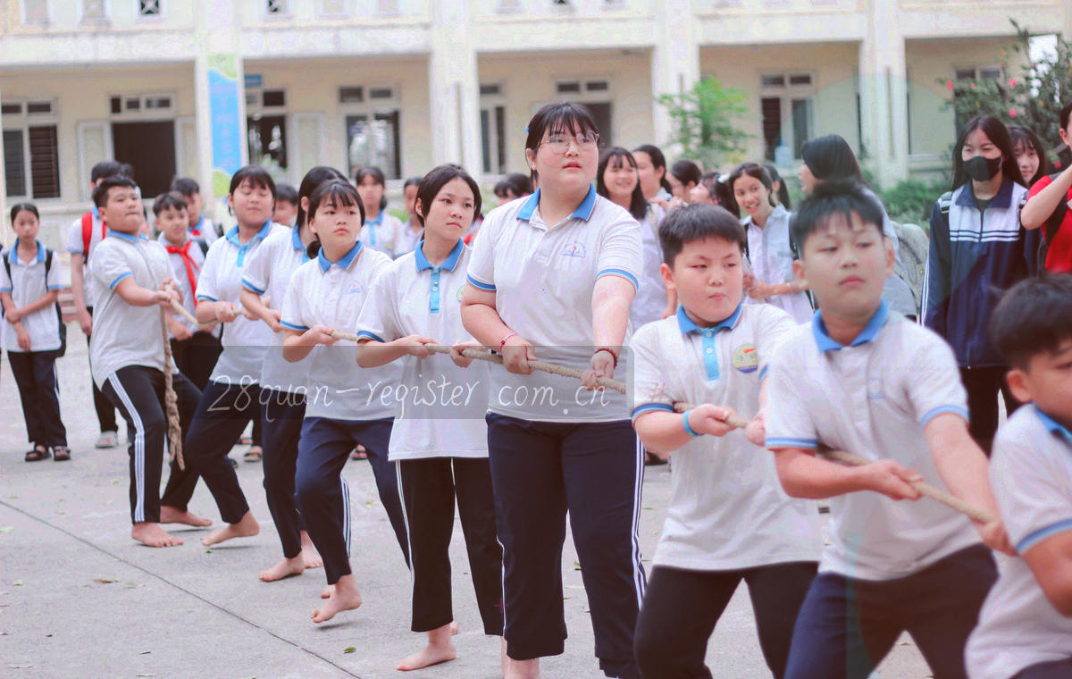 灰色小方块构成的密集抽象结构中，只有两个方块被高亮为霓虹青色